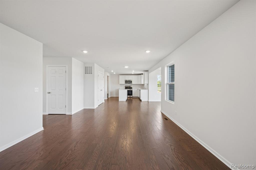 391 Edge Brook Drive W, Holly, MI 48442 — Photo 9