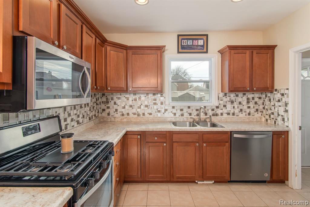 611 PLUM Street, Wyandotte, MI 48192 — Photo 11
