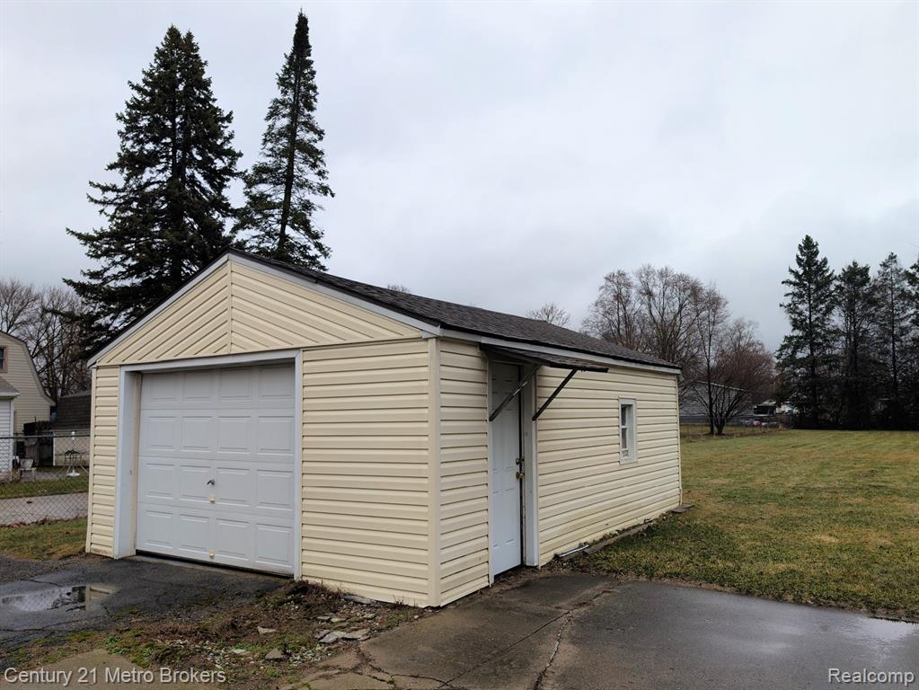 2074 N Center Road, Burton, MI 48509 — Photo 12