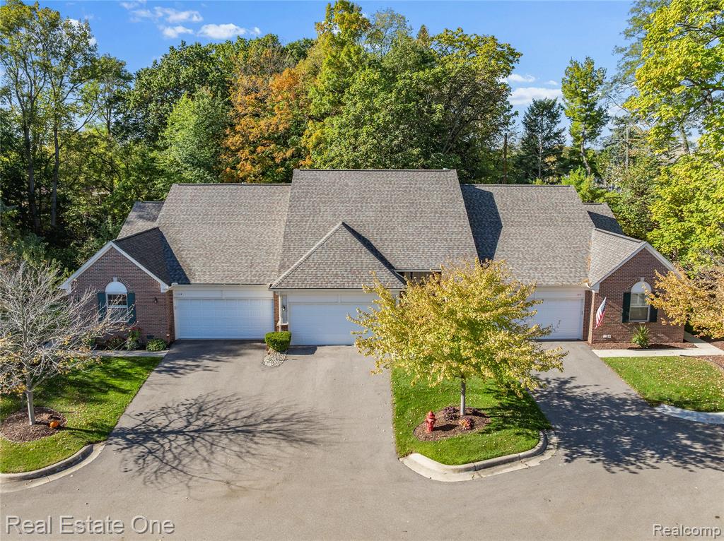 122 Pondview Court, Brighton, MI 48116 — front exterior