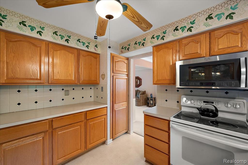 6153 Kiev Street, West Bloomfield, MI 48324 — Photo 14