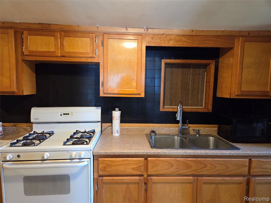 941 Burlingham Street, Oxford, MI 48371 — Photo 9