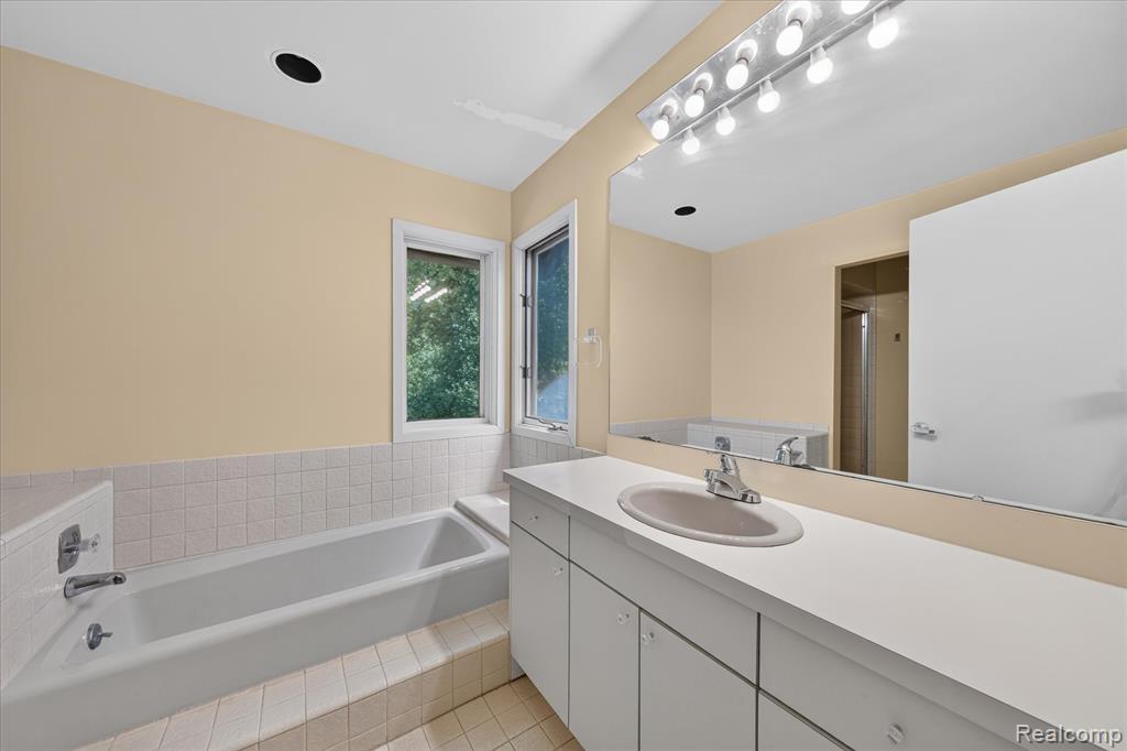 6153 Pickwood Drive, West Bloomfield, MI — Photo 18