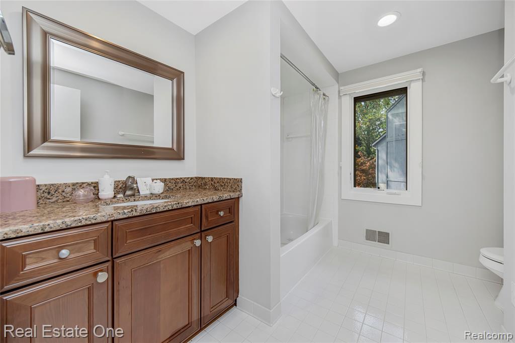 4261 Lakeridge Court, Bloomfield Hills, MI 48302 — Photo 45