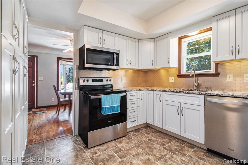 96 Detroit, Trenton, MI 48183 — Photo 13