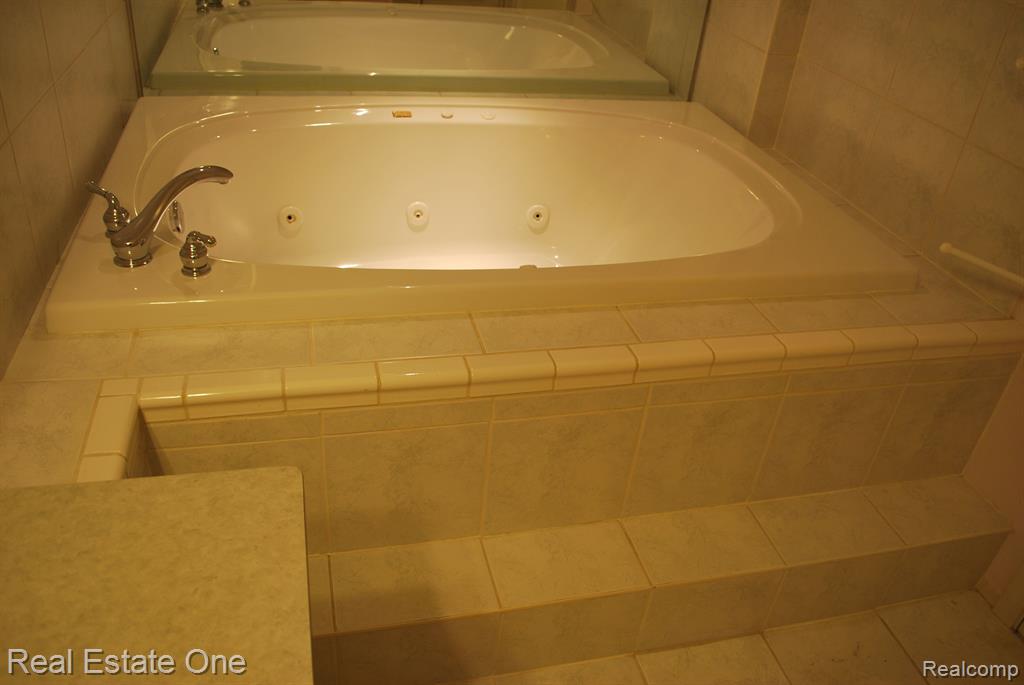 697 RAVENCREST Lane, 5, Westland, MI — Photo 38