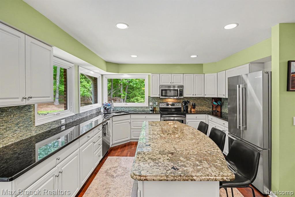 1300 Oak Hollow Drive, Milford, MI 48380 — Photo 12
