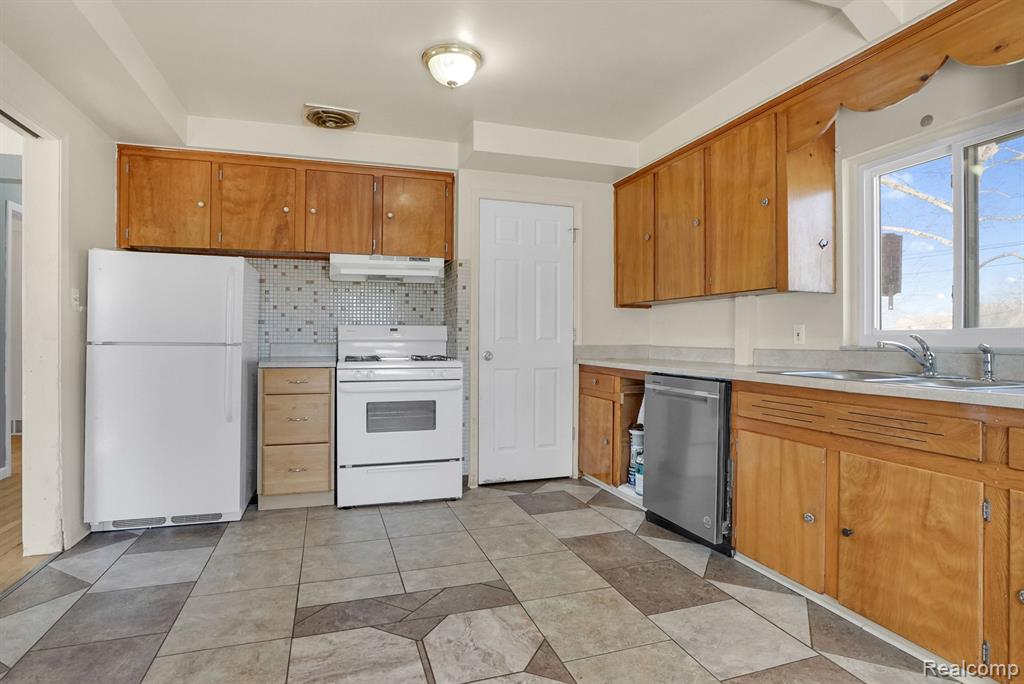 8155 VERMONT Avenue, Warren, MI 48093 — Photo 17