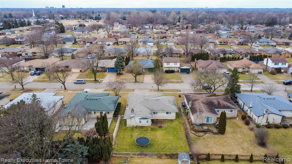 39654 EDGEMONT Drive, Sterling Heights, MI 48310 — Photo 44