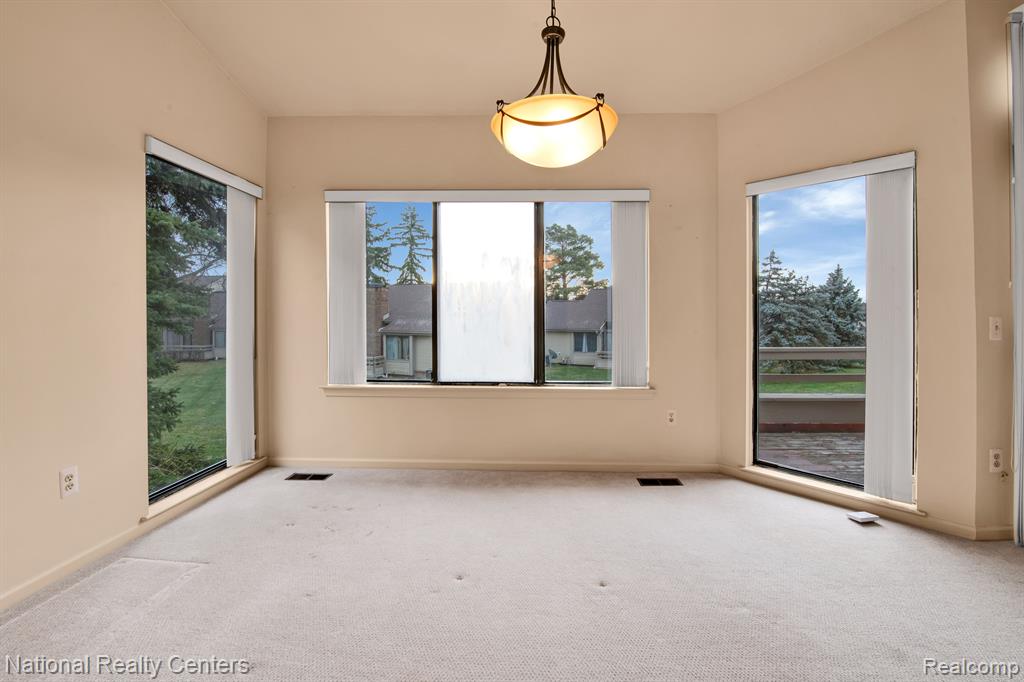 29214 W CHANTICLEER Drive, Southfield, MI 48034 — Photo 11