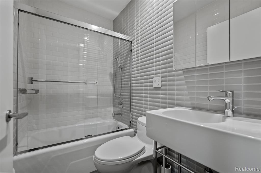 7371 Lindenmere Drive, Bloomfield Hills, MI 48301 — Photo 38