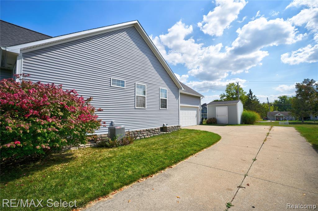 6343 Augusta Street, Swartz Creek, MI 48473 — Photo 8
