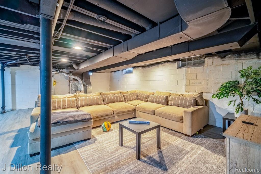 9371 MERRIMAN Road, Livonia, MI 48150 — Photo 39