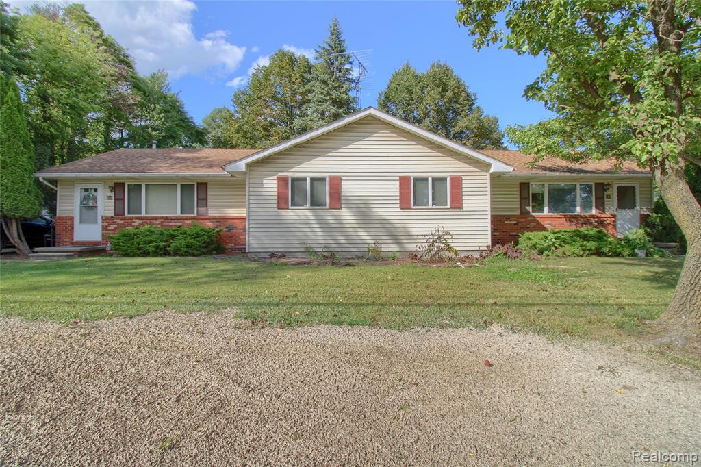 600 Oakville Waltz Road N, New Boston, MI 48164 — front exterior