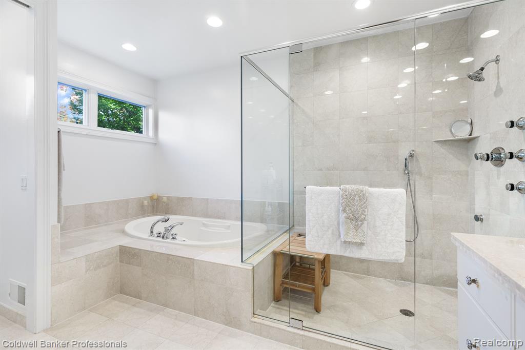 5040 OAKBROOKE Drive, West Bloomfield, MI 48323 — Photo 19