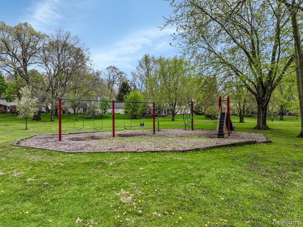 601 LAKE FOREST Road, Rochester Hills, MI 48309 — Photo 37