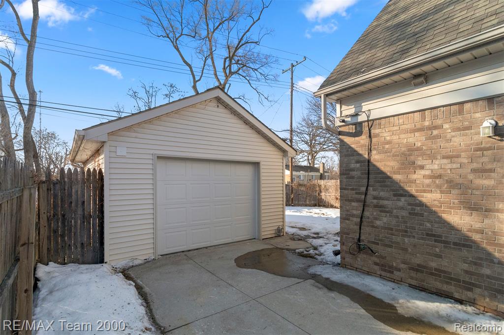 21025 Glen Lodge Road, Ferndale, MI 48220 — Photo 37