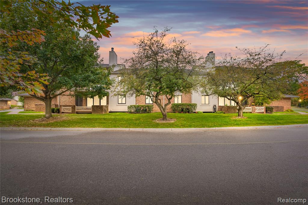 6572 Maple Lakes Drive, West Bloomfield, MI