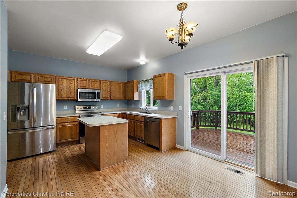 9773 RAVENSHIRE Drive, Ypsilanti, MI 48198 — Photo 16