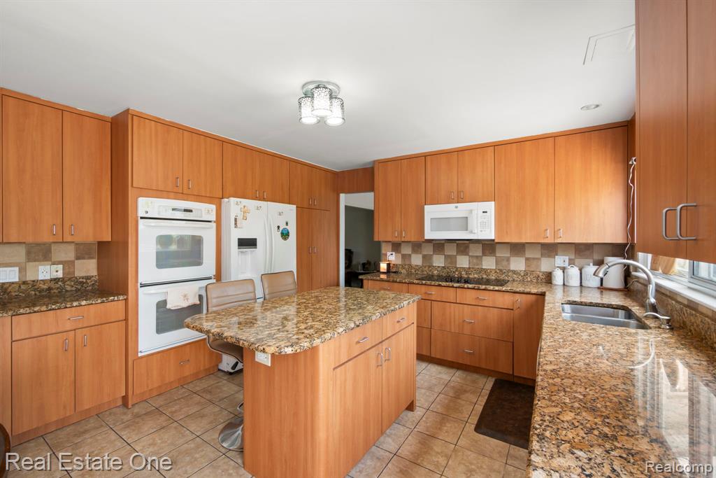 5510 Greenbriar Drive, West Bloomfield, MI — Photo 11