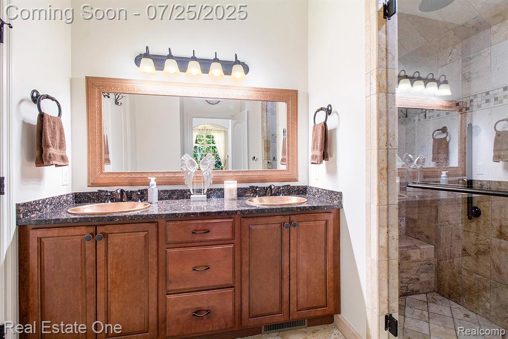 636 Mountain Circle, Rochester Hills, MI 48306 — Photo 8