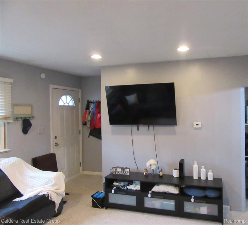 933 E Dallas Avenue, Madison Heights, MI 48071 — Photo 4
