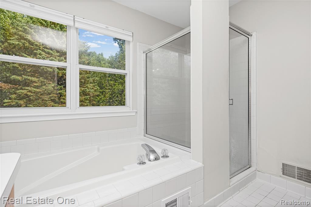 7570 Greenway Lane, West Bloomfield, MI 48324 — Photo 44