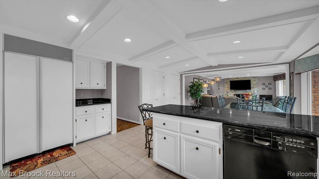 404 SHELLBOURNE Drive, Rochester Hills, MI 48309 — Photo 14