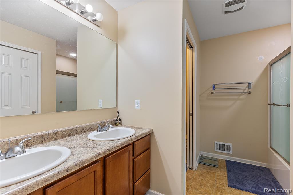 28547 Oakmonte Circle E, New Hudson, MI 48165 — Photo 25