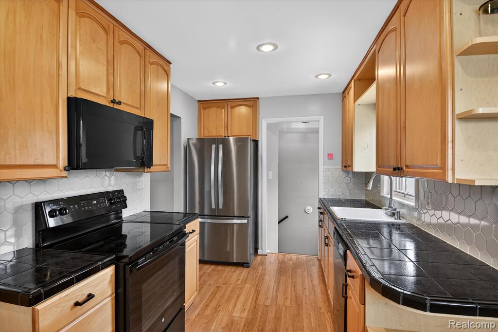 830 Mapleknoll Avenue, Madison Heights, MI 48071 — Photo 15