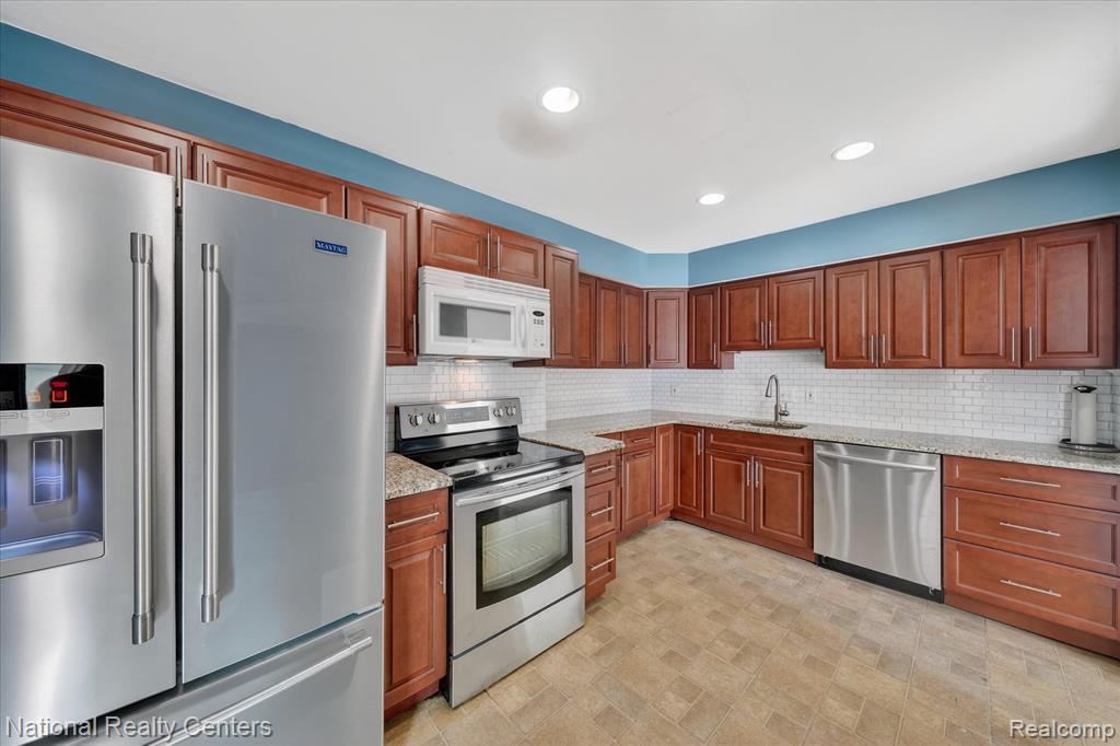 24825 Olde Orchard Street, Novi, MI — Photo 11