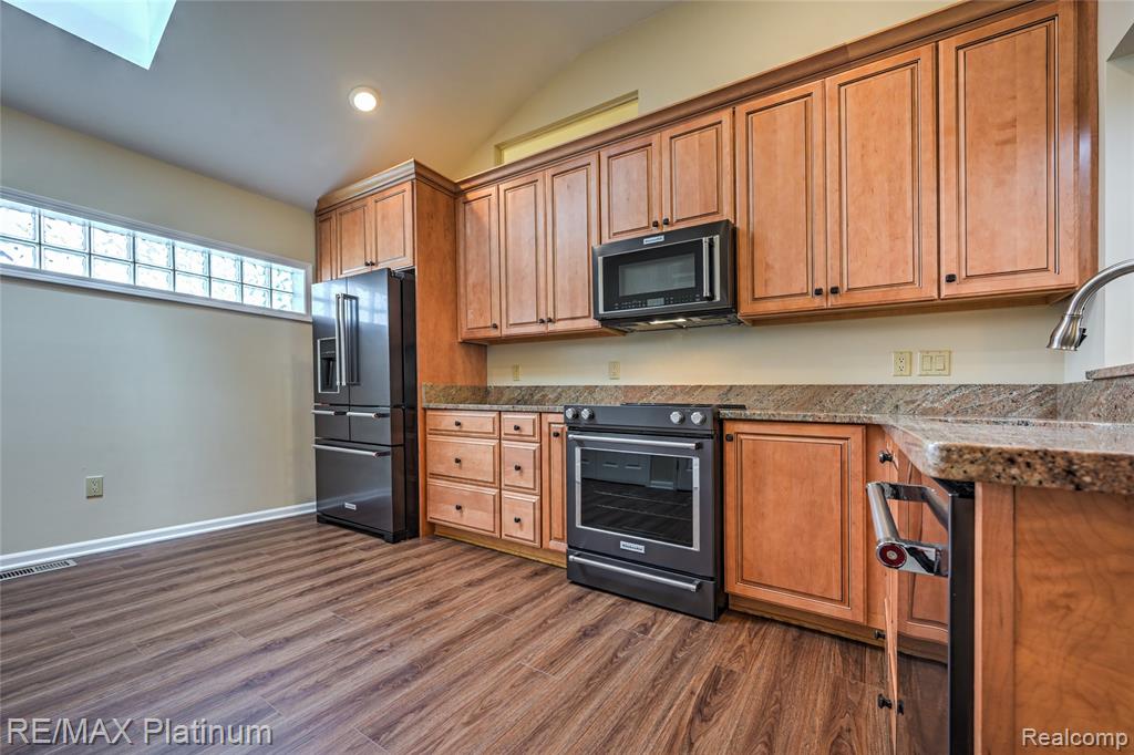 807 Whisperwood Drive, 70, Fenton, MI 48430 — Photo 13