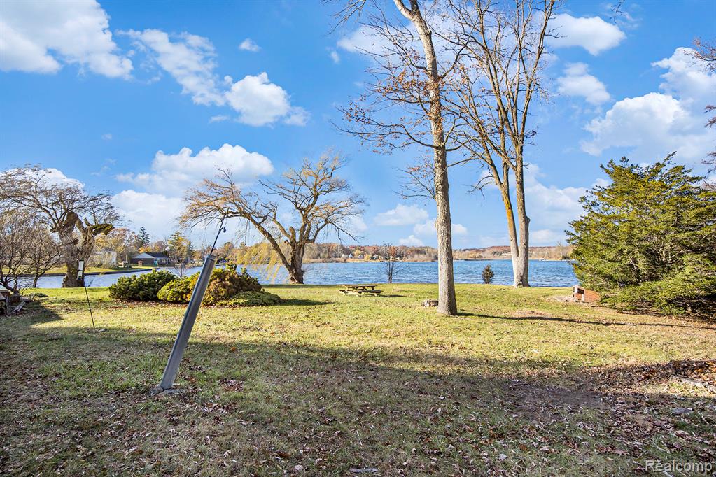 736 Beachway Drive, White Lake, MI 48383 — Photo 27