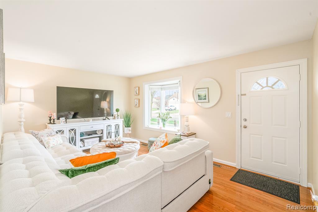 5745 NEW MEADOW Drive, Ypsilanti, MI 48197 — Photo 15