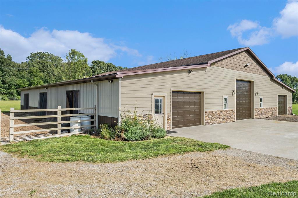 7196 MANOR Lane, Fowlerville, MI 48836 — Photo 38