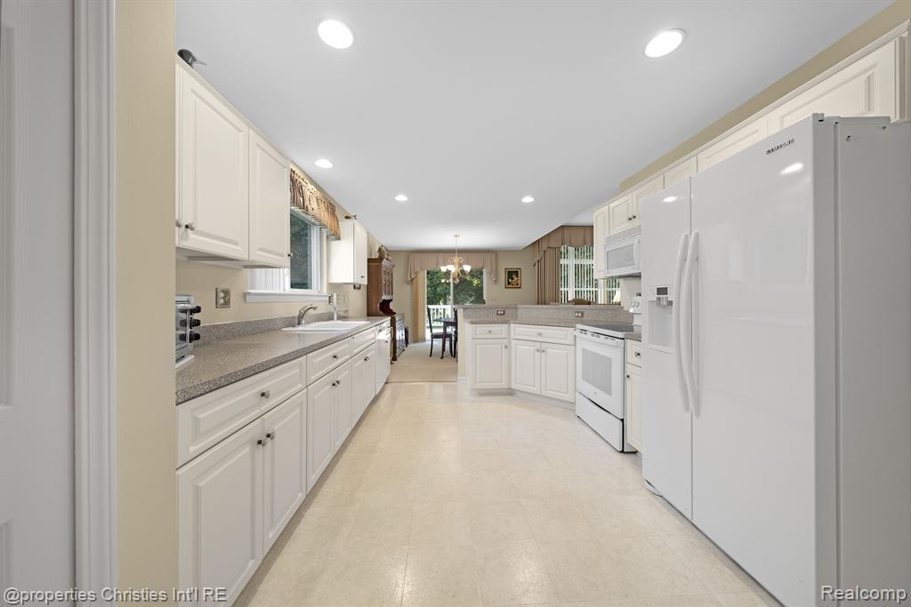 43450 COVE Drive, Clinton Twp, MI 48038 — Photo 8