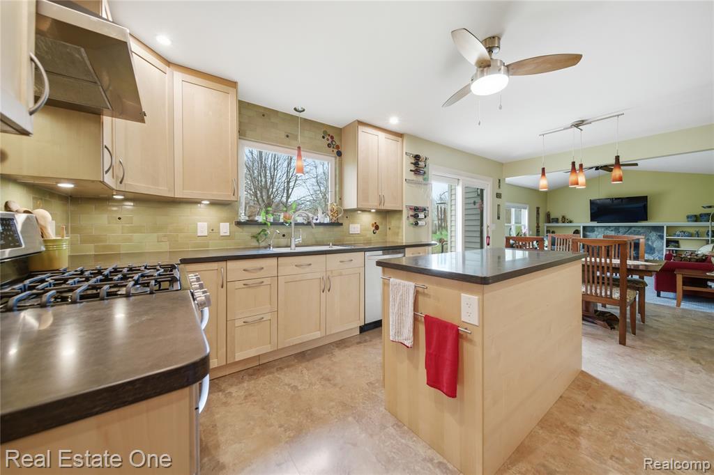 8135 Kimble Drive, Pinckney, MI 48169 — Photo 9