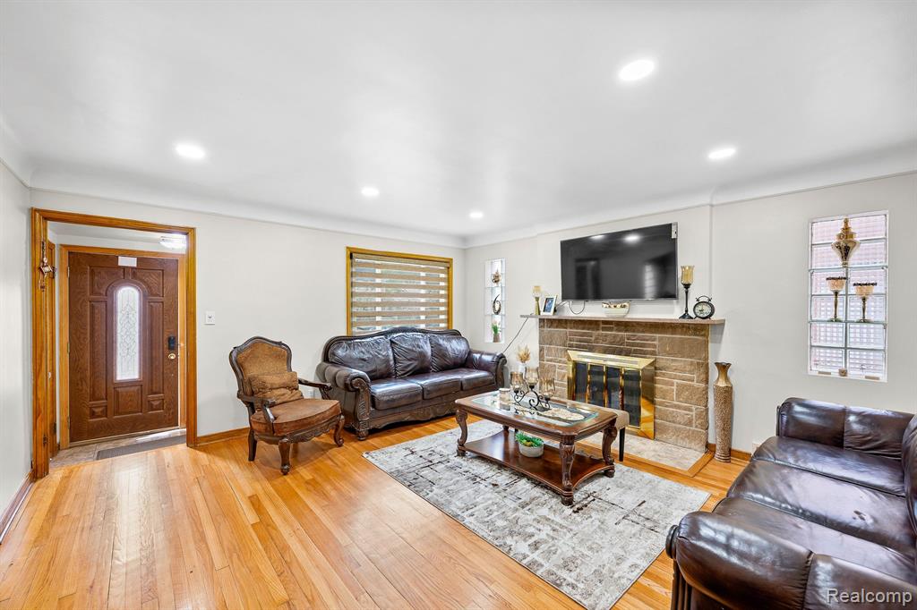 7716 W MORROW Circle, Dearborn, MI 48126 — Photo 18