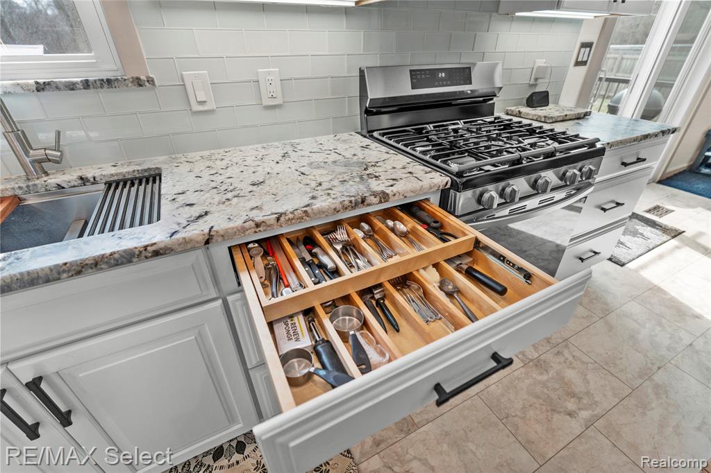 3101 W Maple Avenue, Flint, MI 48507 — Photo 17