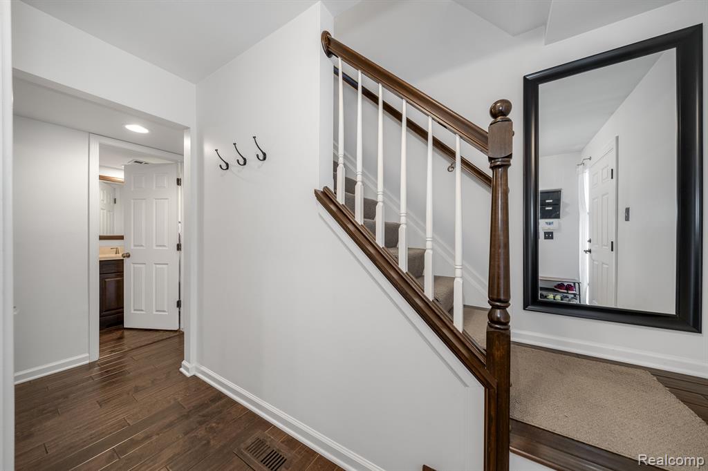 3630 OLD CREEK Road, Troy, MI 48084 — Photo 4
