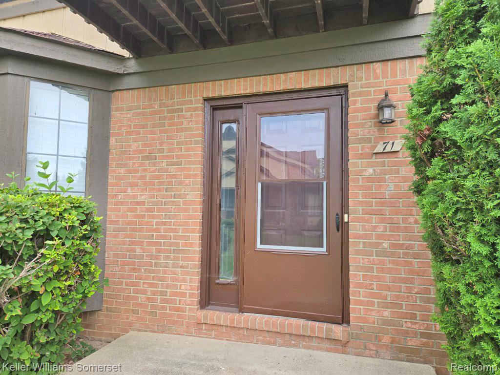 71 Meadow Wood Drive, Rochester Hills, MI 48307 — Photo 4