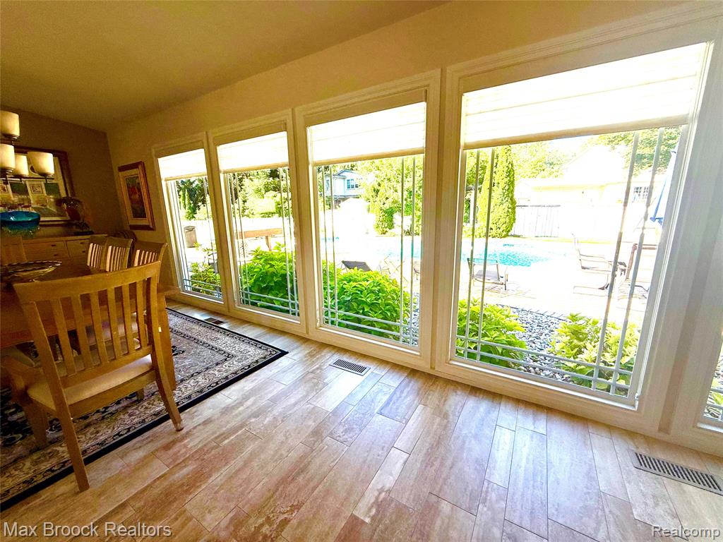 4784 S VALLEYVIEW Road, West Bloomfield, MI 48323 — Photo 6