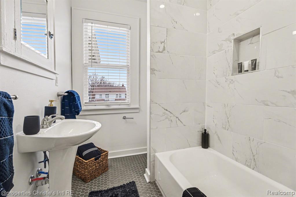 3873 Iroquois Street, Detroit, MI 48214 — Photo 16
