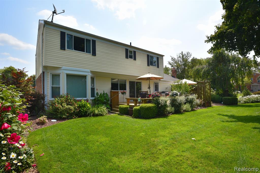 5544 WHITE HALL Circle, West Bloomfield, MI 48323 — Photo 38