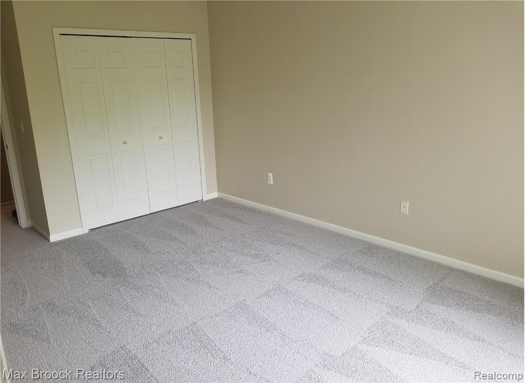 924 SANDALWOOD Drive, Troy, MI 48085 — Photo 13