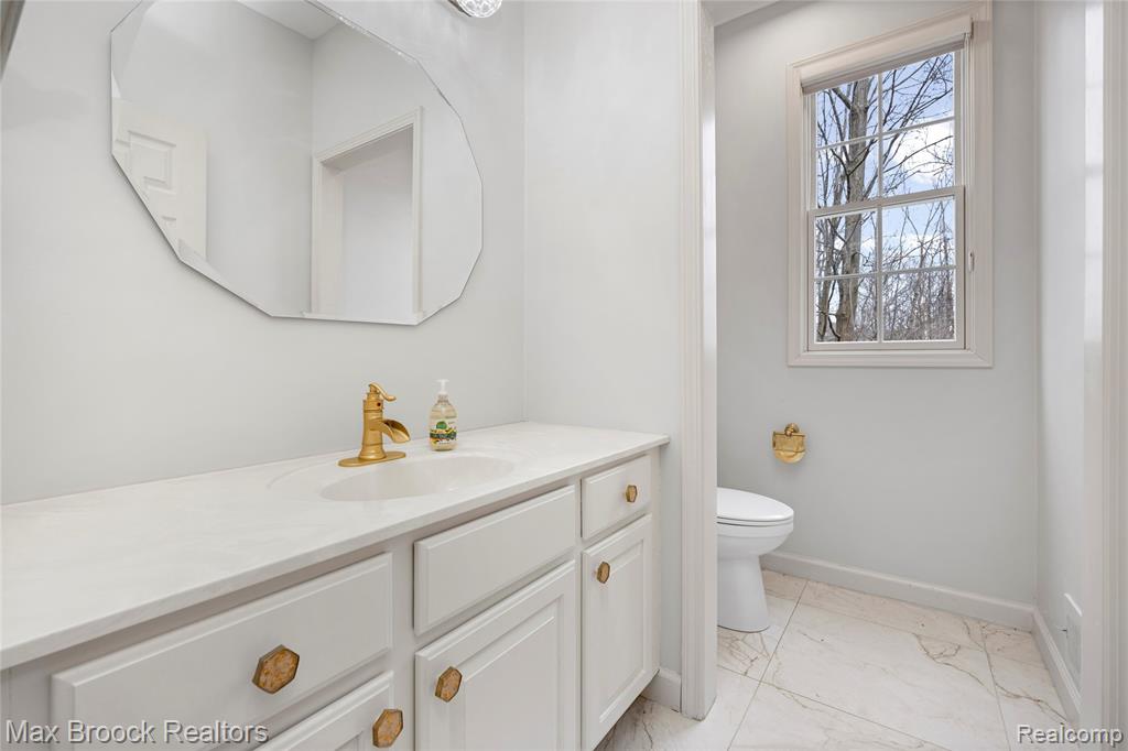 7083 Chatham Court, West Bloomfield, MI — Photo 35