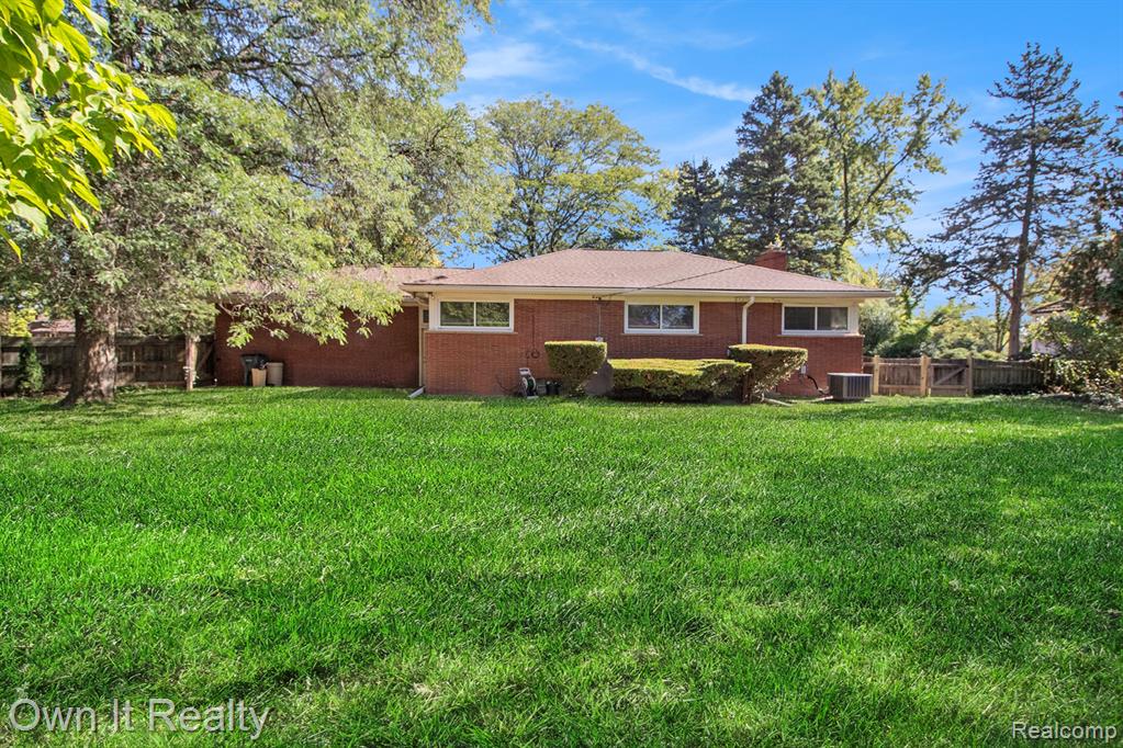 27619 California Drive SW, Southfield, MI 48076 — Photo 26