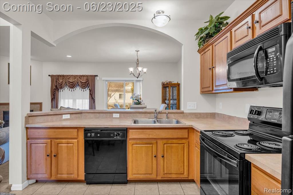 417 E BERNHARD Avenue, Hazel Park, MI 48030 — Photo 12