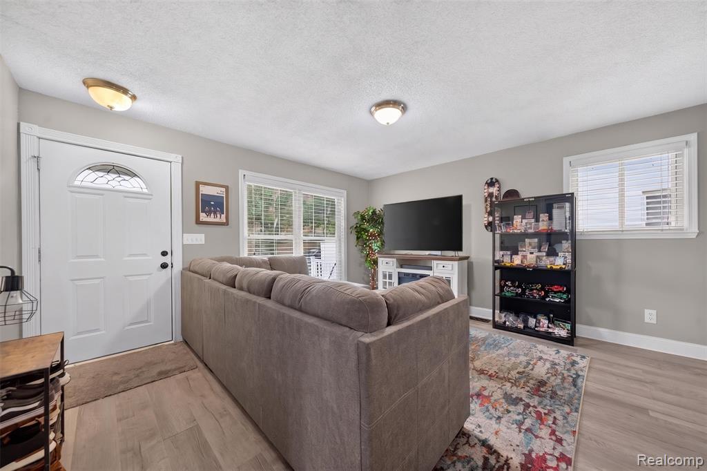985 E Jarvis Avenue, Hazel Park, MI 48030 — Photo 5