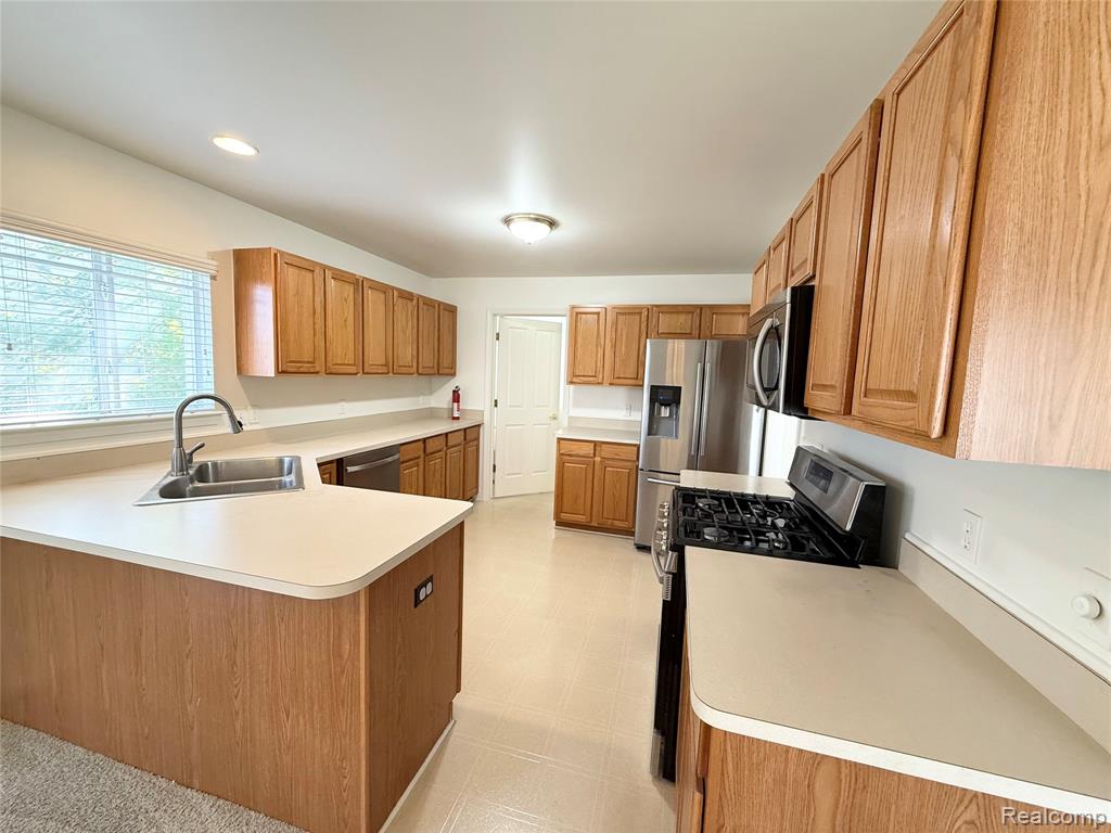 5765 Woodview Drive, Sterling Heights, MI 48314 — Photo 8